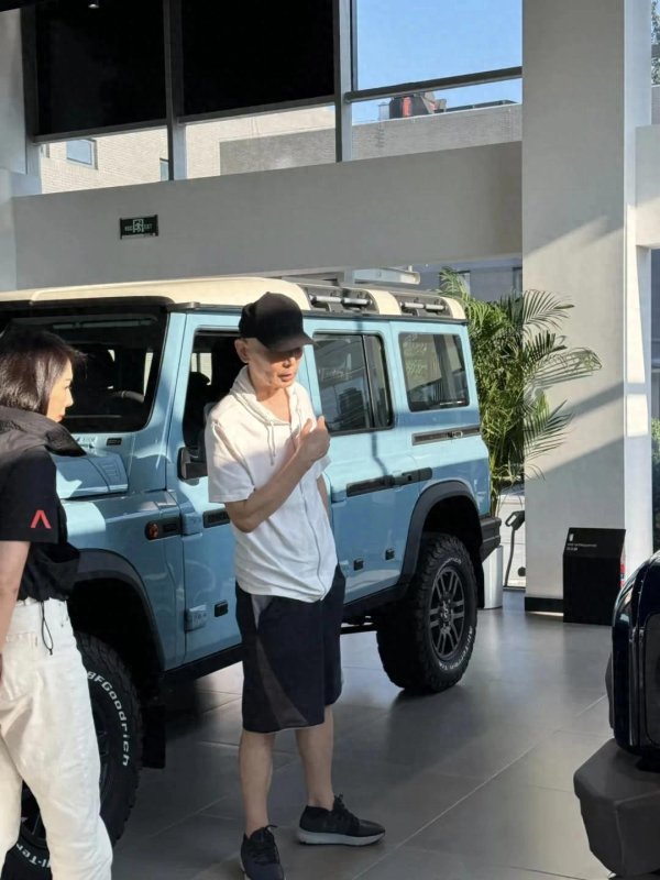 国元配资 68岁葛优现身北京车店，观看价值90万的越野车，亲自上车体验手感