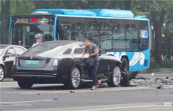 金勺子 陈震透露劳斯莱斯逆行事故原因：用了辅助驾驶